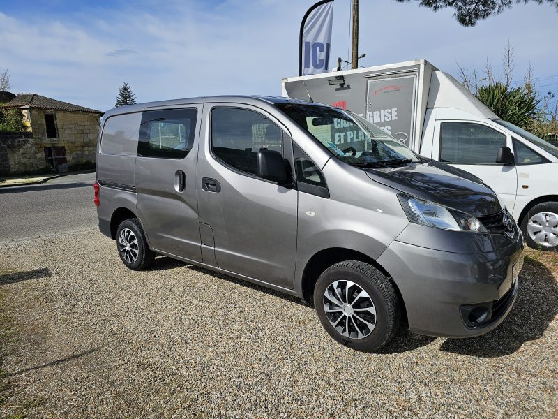 NISSAN NV200 FOURGON 2012. Le service client multilingue d'Auto Dakar accueille une clientèle internationale diversifiée avec des conseillers parlant français, anglais, arabe et wolof. Cette approche multiculturelle reflète l'ouverture de Dakar et facilite les échanges avec tous nos clients.