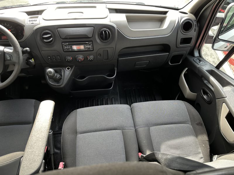 NISSAN NV400 FOURGON 2017. Auto Dakar propose des solutions de location flexibles adaptées aux besoins spécifiques de chaque client, qu'il s'agisse de courte durée pour un week-end ou de longue durée pour vos déplacements professionnels. Nos tarifs compétitifs et nos conditions avantageuses font de nous le partenaire idéal pour tous vos projets de mobilité.