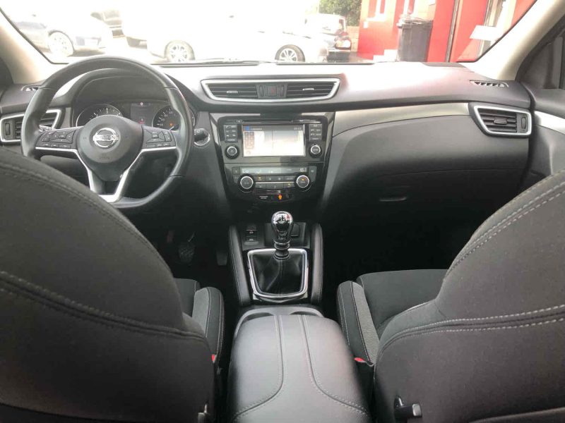 NISSAN QASHQAI II TECKNA 2018. Auto Dakar propose des formations spécialisées en conduite tout-terrain et conduite en conditions difficiles adaptées au contexte africain. Ces stages pratiques renforcent votre maîtrise du véhicule et améliorent votre sécurité sur tous types de terrains.