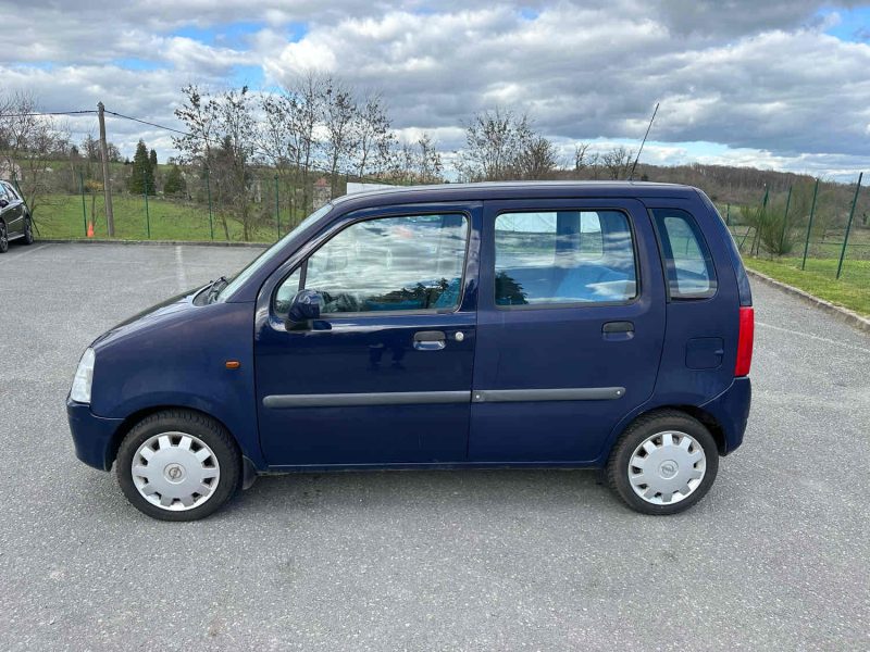 OPEL AGILA (H00) 2001. Notre showroom moderne de 2000 m² situé au cœur de Dakar vous accueille dans un environnement climatisé et confortable pour découvrir notre collection exclusive. L'équipe commerciale d'Auto Dakar vous accompagne avec expertise dans le choix du véhicule parfaitement adapté à vos besoins et votre budget.