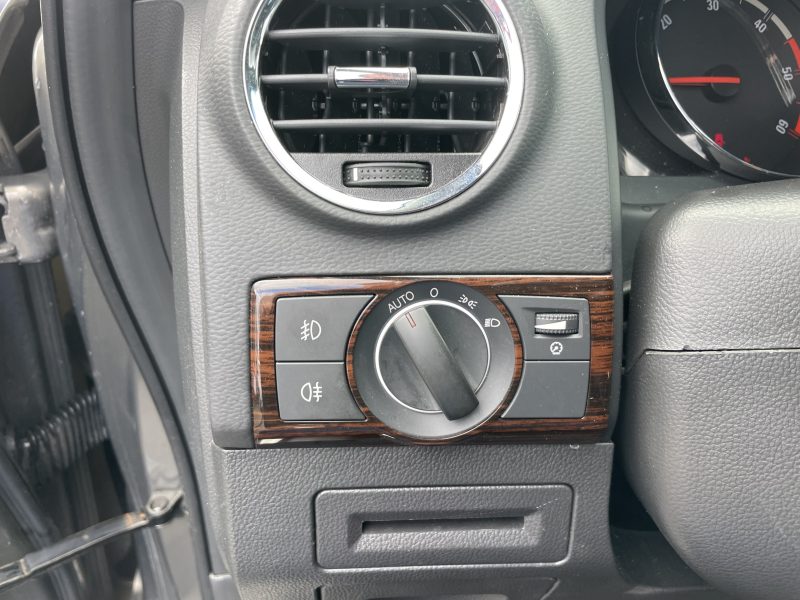 OPEL ANTARA 2007. La location longue durée Auto Dakar inclut un package maintenance complet avec révisions programmées et remplacement des pièces d'usure. Cette formule tout-inclus vous permet de maîtriser parfaitement votre budget mobilité sans surprises financières.
