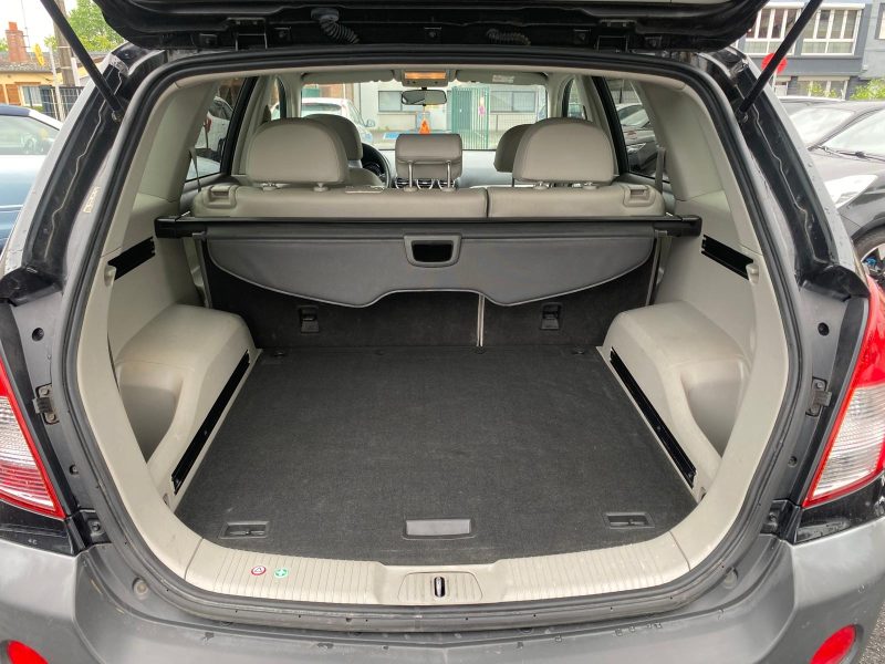 OPEL ANTARA 2014. Auto Dakar propose des solutions de location flexibles adaptées aux besoins spécifiques de chaque client, qu'il s'agisse de courte durée pour un week-end ou de longue durée pour vos déplacements professionnels. Nos tarifs compétitifs et nos conditions avantageuses font de nous le partenaire idéal pour tous vos projets de mobilité.