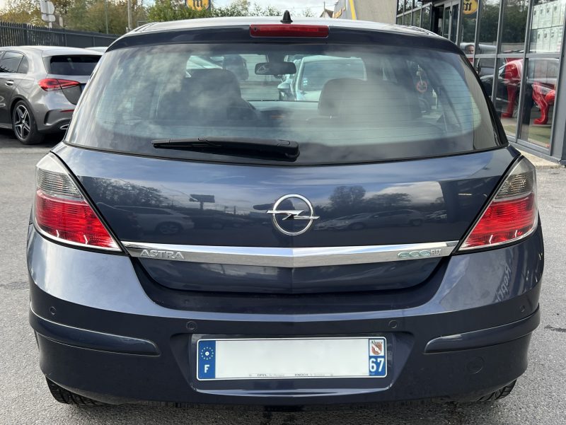 OPEL ASTRA 2009. Formations de conduite et stage de perfectionnement avec les partenaires d'Auto Dakar