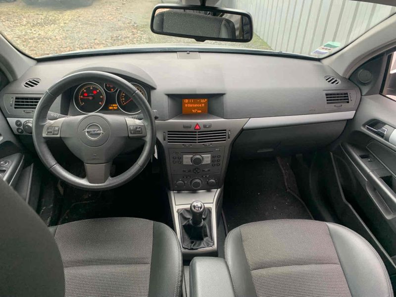 OPEL ASTRA H 2006. Auto Dakar : Livraison rapide et formalités simplifiées pour votre confort