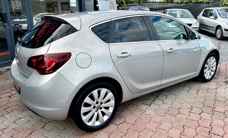 OPEL ASTRA J 2010. Auto Dakar propose des formations spécialisées en conduite tout-terrain et conduite en conditions difficiles adaptées au contexte africain. Ces stages pratiques renforcent votre maîtrise du véhicule et améliorent votre sécurité sur tous types de terrains.