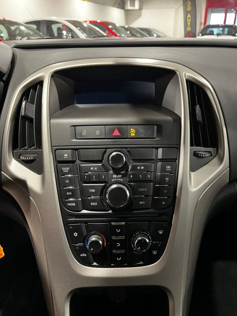 OPEL ASTRA J 2011. Auto Dakar développe des outils numériques innovants pour optimiser la gestion de votre véhicule avec applications mobiles et services connectés. Ces technologies facilitent le suivi de l'entretien, la géolocalisation et les demandes d'assistance en temps réel.