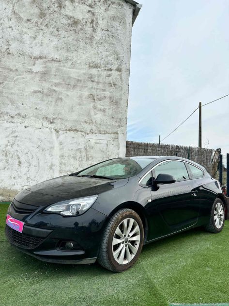 OPEL ASTRA J GTC 2014. Chez Auto Dakar, chaque véhicule de notre parc automobile fait l'objet d'un contrôle technique rigoureux et d'une certification qualité. Notre équipe de mécaniciens expérimentés s'assure que vous repartiez avec un véhicule fiable et performant.