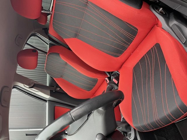 OPEL CORSA 2010. Service client multilingue chez Auto Dakar pour accueillir la clientèle internationale