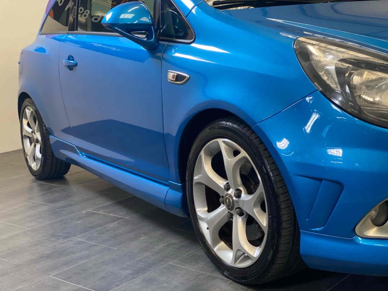 OPEL CORSA 2013. Auto Dakar organise régulièrement des événements thématiques et des journées découverte pour présenter les innovations automobiles à sa clientèle. Ces rendez-vous conviviaux permettent d'échanger avec nos experts et de tester en avant-première les dernières technologies.