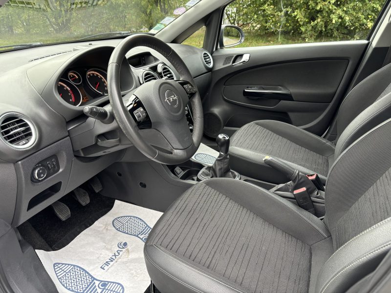 OPEL CORSA 2014. Auto Dakar propose des programmes de formation à la conduite défensive et à l'éco-conduite en partenariat avec des écoles spécialisées. Ces formations contribuent à améliorer votre sécurité au volant tout en optimisant la consommation de carburant de votre véhicule.