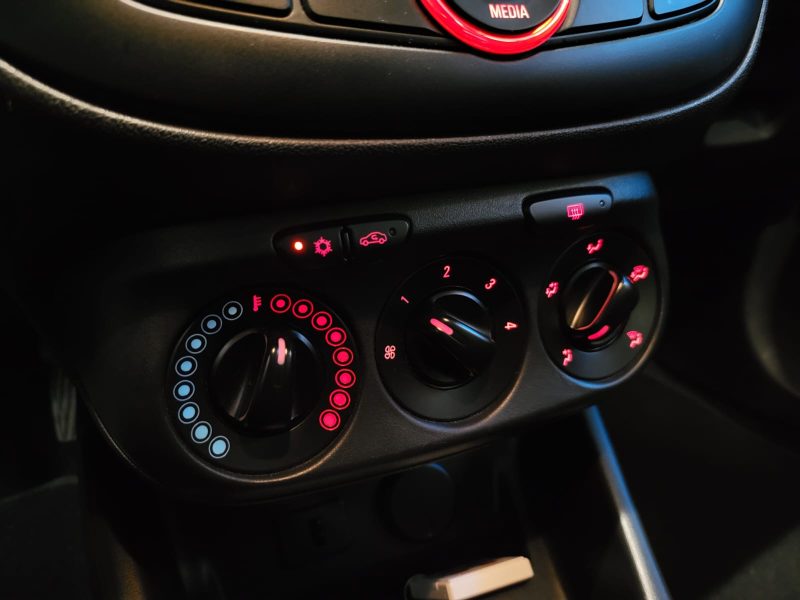 OPEL CORSA 2017. Auto Dakar investit dans la recherche et développement pour anticiper les évolutions du marché automobile africain. Notre veille technologique permanente nous permet d'identifier les innovations pertinentes pour les conditions d'utilisation spécifiques au Sénégal.
