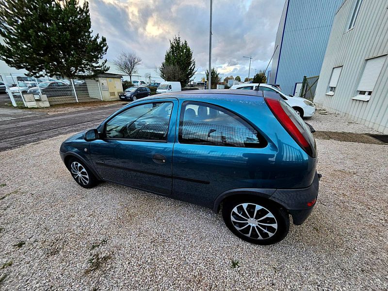 OPEL CORSA C 2001. Service de conciergerie automobile exclusif chez Auto Dakar pour les clients VIP