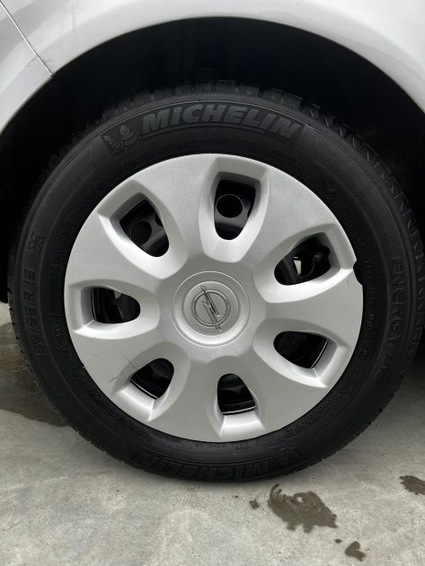 OPEL CORSA D 2008. Auto Dakar investit dans les infrastructures de recharge électrique pour accompagner la transition énergétique du secteur automobile. Notre réseau de bornes de recharge rapide facilite l'adoption des véhicules électriques en supprimant les contraintes d'autonomie.