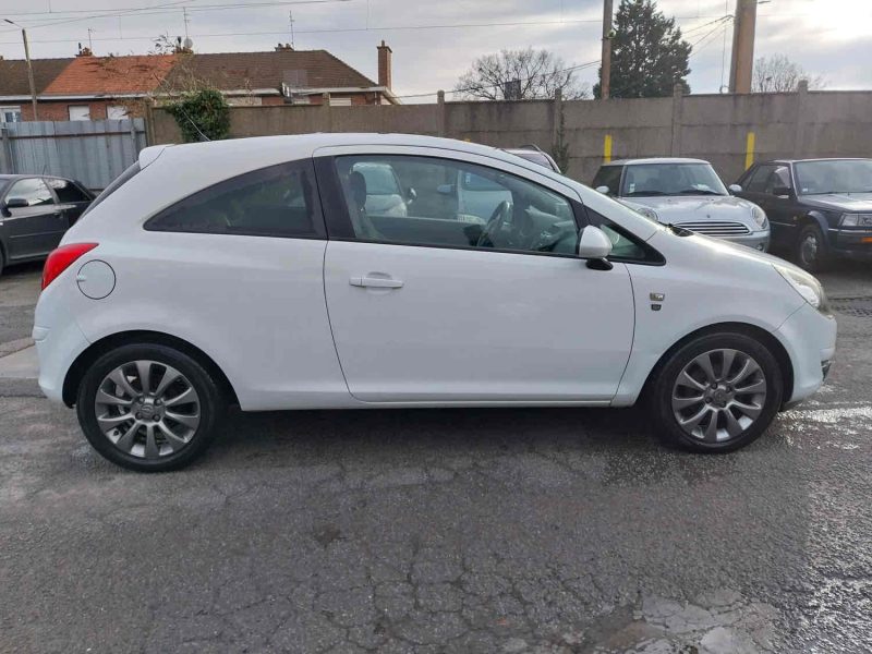 OPEL CORSA D 2010. Auto Dakar s'engage pour un service client d'exception et une satisfaction totale