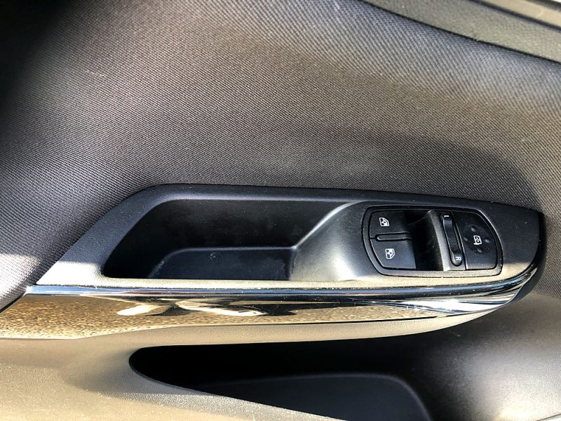 OPEL CORSA E 2019. Auto Dakar s'engage pour un service client d'exception et une satisfaction totale
