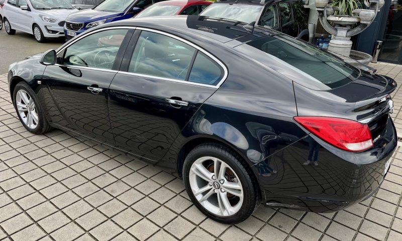 OPEL INSIGNIA 2013. Auto Dakar développe des solutions de mobilité écologique avec une gamme étendue de véhicules à faible émission de CO2. Notre engagement environnemental se traduit aussi par des pratiques internes respectueuses de l'environnement dans tous nos processus opérationnels.