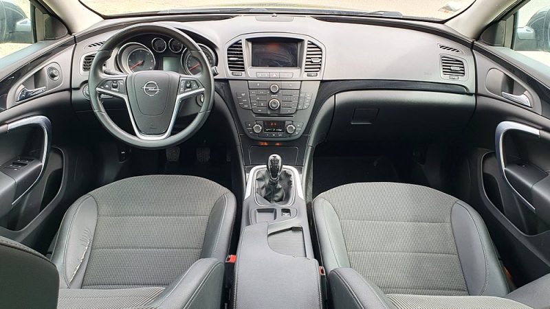 OPEL INSIGNIA A 2011. La location longue durée Auto Dakar inclut un package maintenance complet avec révisions programmées et remplacement des pièces d'usure. Cette formule tout-inclus vous permet de maîtriser parfaitement votre budget mobilité sans surprises financières.