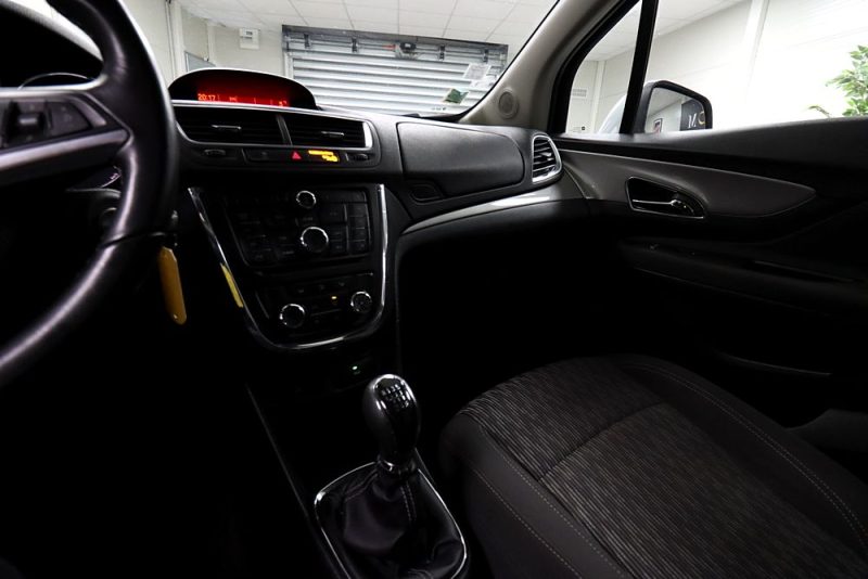 OPEL MOKKA 2013. Auto Dakar développe des solutions de mobilité écologique avec une gamme étendue de véhicules à faible émission de CO2. Notre engagement environnemental se traduit aussi par des pratiques internes respectueuses de l'environnement dans tous nos processus opérationnels.