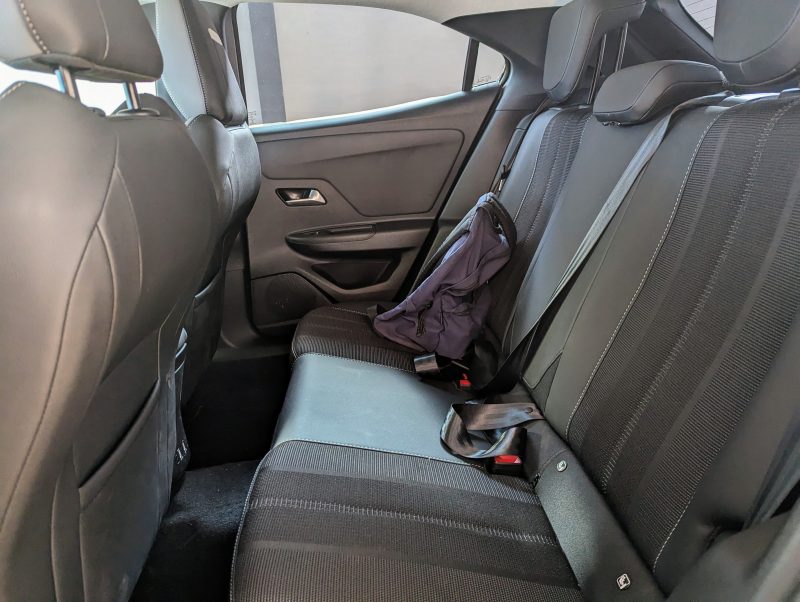 OPEL MOKKA 2022. Service client multilingue chez Auto Dakar pour accueillir la clientèle internationale