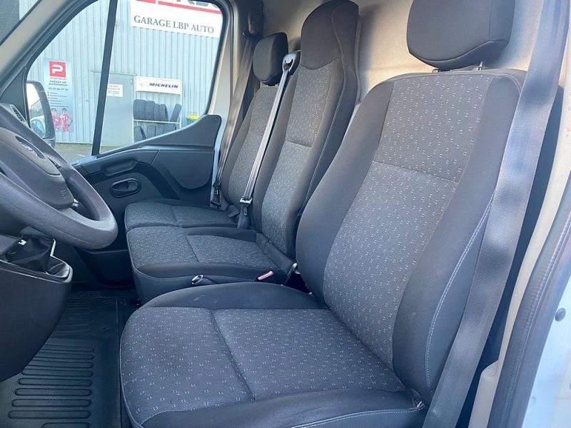 OPEL MOVANO B CAMIONNETTE 2021. Le service client multilingue d'Auto Dakar accueille une clientèle internationale diversifiée avec des conseillers parlant français, anglais, arabe et wolof. Cette approche multiculturelle reflète l'ouverture de Dakar et facilite les échanges avec tous nos clients.