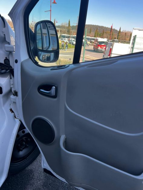 OPEL VIVARO 2006. Location courte ou longue durée ? Auto Dakar s'adapte à vos exigences spécifiques