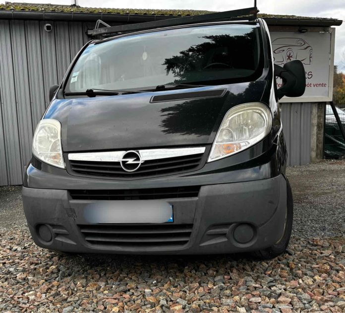 OPEL VIVARO A CAMIONNETTE 2009. Auto Dakar propose des solutions de mobilité intégrée combinant location de véhicules, assurance, carburant et maintenance dans des forfaits tout-inclus. Cette approche globale simplifie la gestion de votre mobilité tout en optimisant vos coûts de transport professionnel ou personnel.
