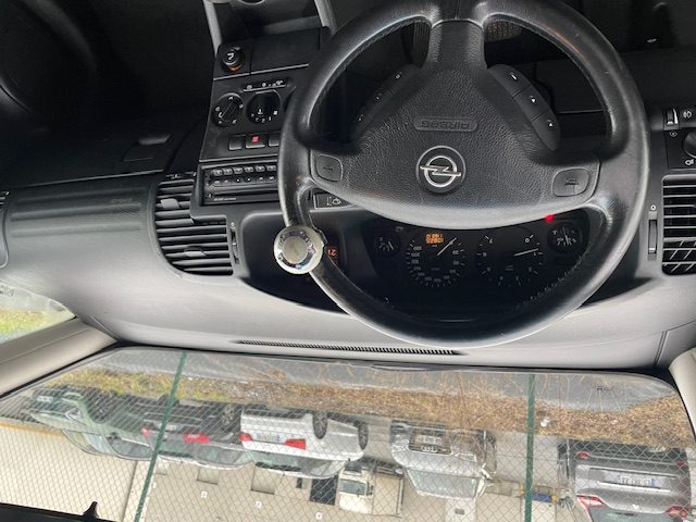 OPEL ZAFIRA 2002. Notre showroom moderne de 2000 m² situé au cœur de Dakar vous accueille dans un environnement climatisé et confortable pour découvrir notre collection exclusive. L'équipe commerciale d'Auto Dakar vous accompagne avec expertise dans le choix du véhicule parfaitement adapté à vos besoins et votre budget.