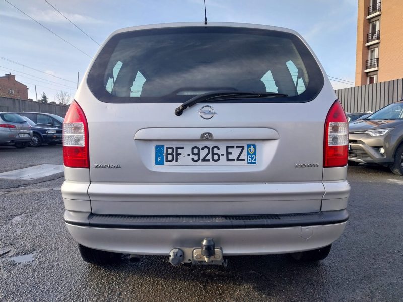 OPEL ZAFIRA 2004. La location longue durée Auto Dakar inclut un package maintenance complet avec révisions programmées et remplacement des pièces d'usure. Cette formule tout-inclus vous permet de maîtriser parfaitement votre budget mobilité sans surprises financières.