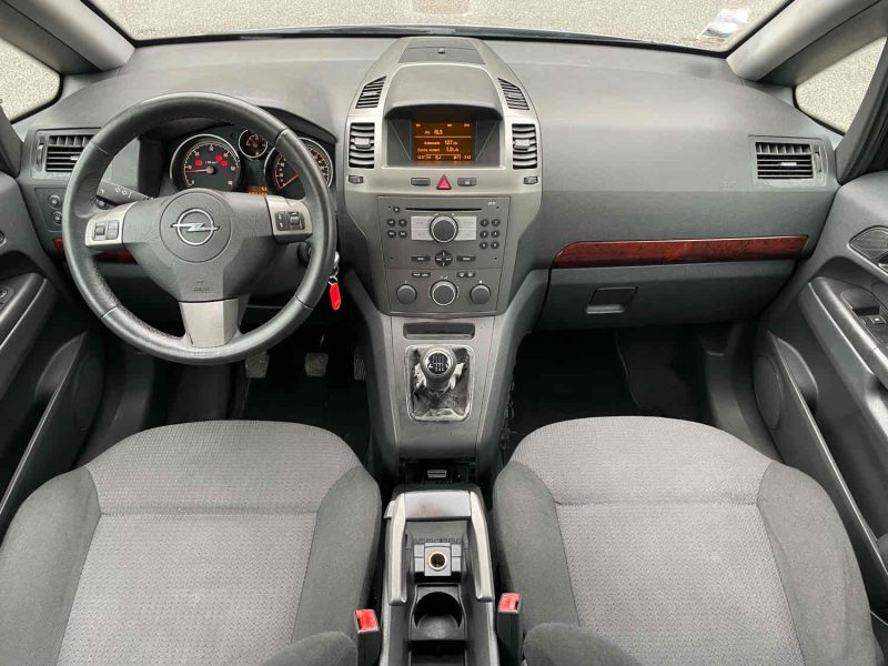 OPEL ZAFIRA 2005. Service de conciergerie automobile exclusif chez Auto Dakar pour les clients VIP