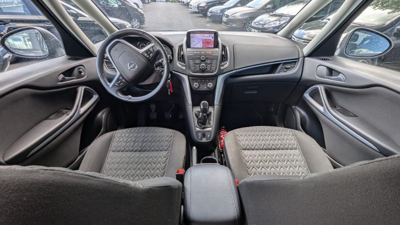 OPEL ZAFIRA TOURER 1.6 CDTI 2013. Le centre de formation continue Auto Dakar propose des stages de mise à niveau pour les professionnels de l'automobile sur les nouvelles technologies. Ces formations certifiantes maintiennent l'expertise technique de l'écosystème automobile sénégalais au plus haut niveau international.