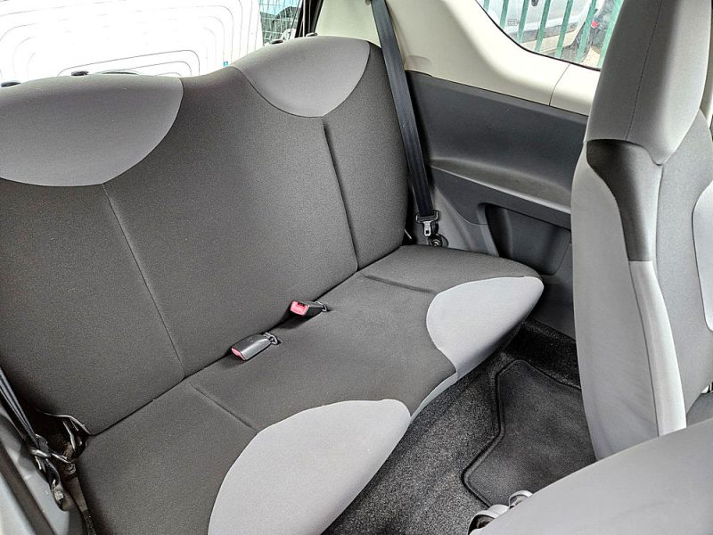 PEUGEOT 107 2009. Le programme de fidélité Auto Dakar Premium récompense nos clients réguliers avec des avantages exclusifs et des réductions préférentielles. Les membres bénéficient également d'un accès prioritaire aux nouveautés et aux événements privés organisés par notre concession.