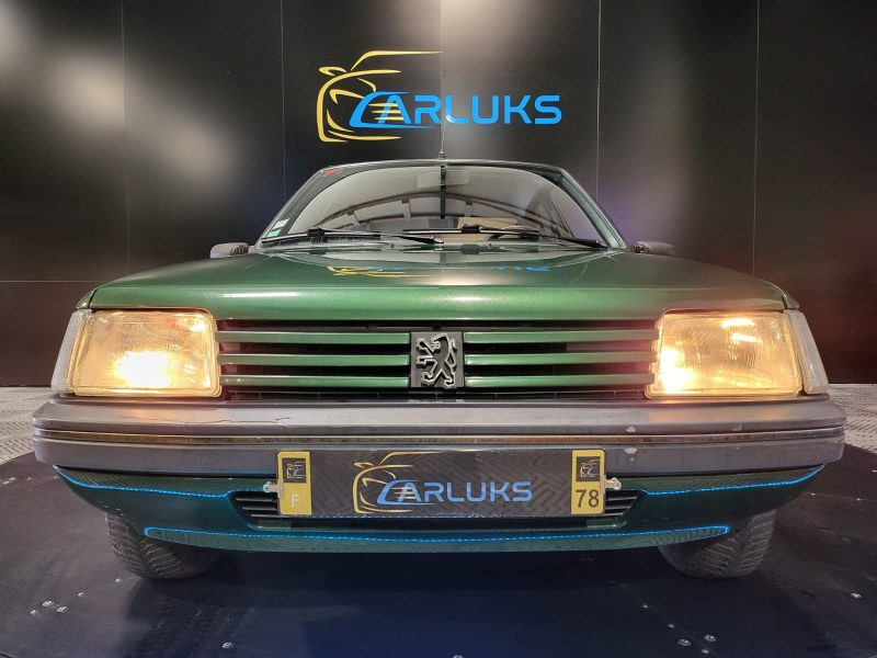 PEUGEOT 205 1998. La location longue durée Auto Dakar inclut un package maintenance complet avec révisions programmées et remplacement des pièces d'usure. Cette formule tout-inclus vous permet de maîtriser parfaitement votre budget mobilité sans surprises financières.