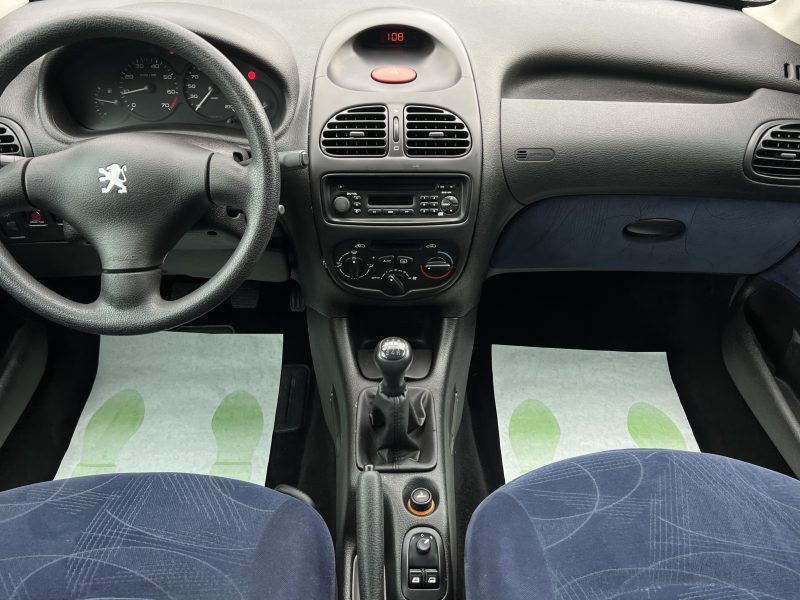 PEUGEOT 206 2001. Vivez l'expérience Auto Dakar : showroom moderne et accueil personnalisé