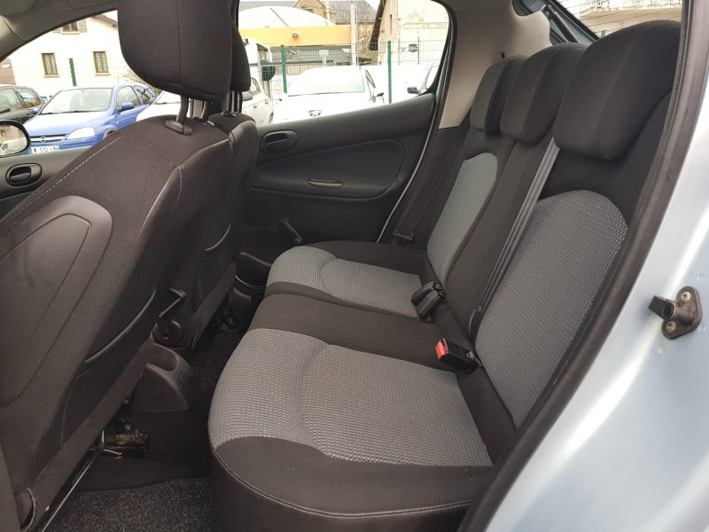 PEUGEOT 206 2003. Auto Dakar met à votre disposition une équipe d'experts passionnés d'automobile
