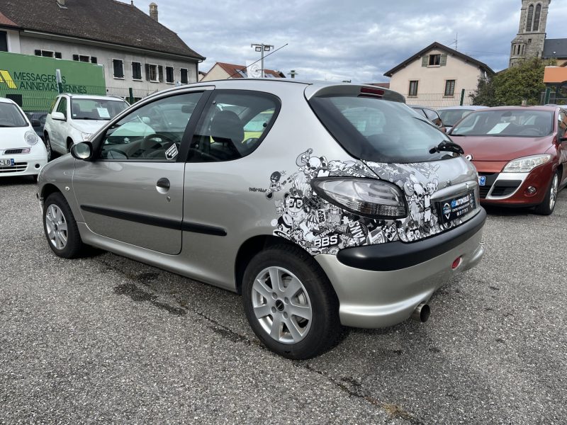 PEUGEOT 206 2006. Chez Auto Dakar, trouvez la voiture de vos rêves parmi notre vaste gamme de véhicules