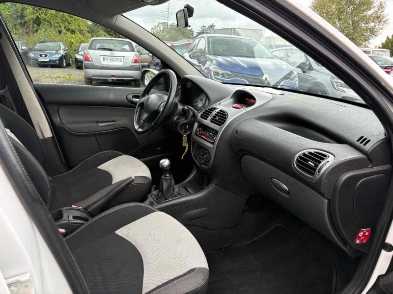 PEUGEOT 206 2007. Auto Dakar propose un service de location avec chauffeur professionnel