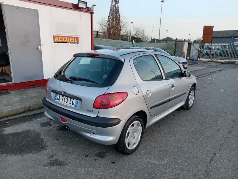 PEUGEOT 206 5 PORTES 2001. Auto Dakar développe des partenariats avec les compagnies d'assurance pour vous proposer des contrats d'assurance automobile adaptés et compétitifs. Notre expertise nous permet de négocier des conditions préférentielles pour nos clients avec des garanties étendues.