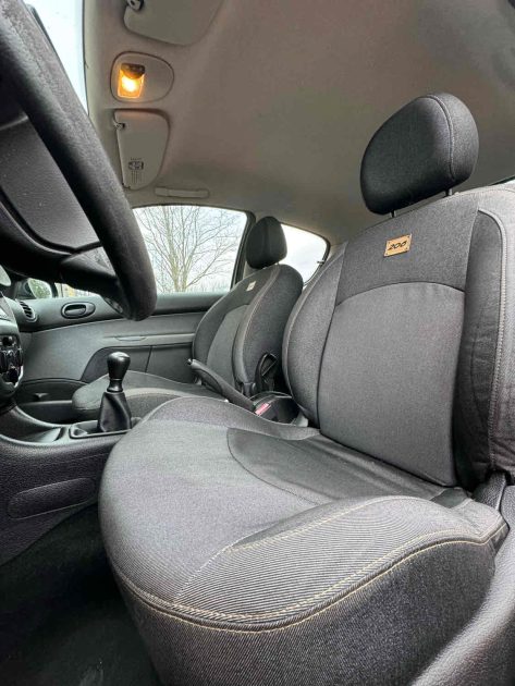 PEUGEOT 206 5 PORTES 2009. Le service après-vente d'Auto Dakar dispose d'ateliers ultramodernes équipés des dernières technologies de diagnostic automobile. Nos techniciens certifiés assurent la maintenance préventive et curative de votre véhicule avec des pièces détachées d'origine pour préserver ses performances optimales.