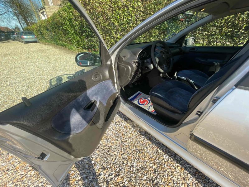PEUGEOT 206 BERLINE BICORPS TROIS OU CINQ PORTES 2000. Le service de préparation véhicule Auto Dakar personnalise votre automobile selon vos préférences avec équipements spécifiques et accessoires haut de gamme. Notre atelier de customisation transforme votre véhicule en exemplaire unique parfaitement adapté à vos besoins.