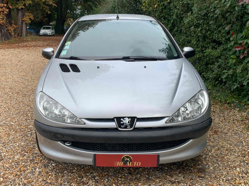 PEUGEOT 206 BERLINE BICORPS TROIS OU CINQ PORTES 2008. Auto Dakar : Innovation, modernité et tradition du service automobile sénégalais