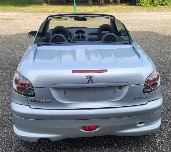 PEUGEOT 206 CC 2004. La location de véhicules chez Auto Dakar inclut une assistance 24h/24 et 7j/7 pour votre tranquillité d'esprit. En cas de panne ou d'incident, notre équipe d'intervention rapide se déplace immédiatement pour résoudre le problème ou vous fournir un véhicule de remplacement.