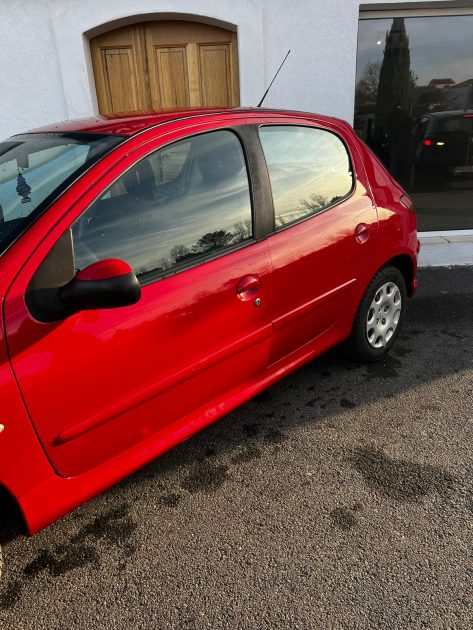 PEUGEOT 206 FOREVER 1.4I 2007. Auto Dakar propose un service de location avec chauffeur professionnel