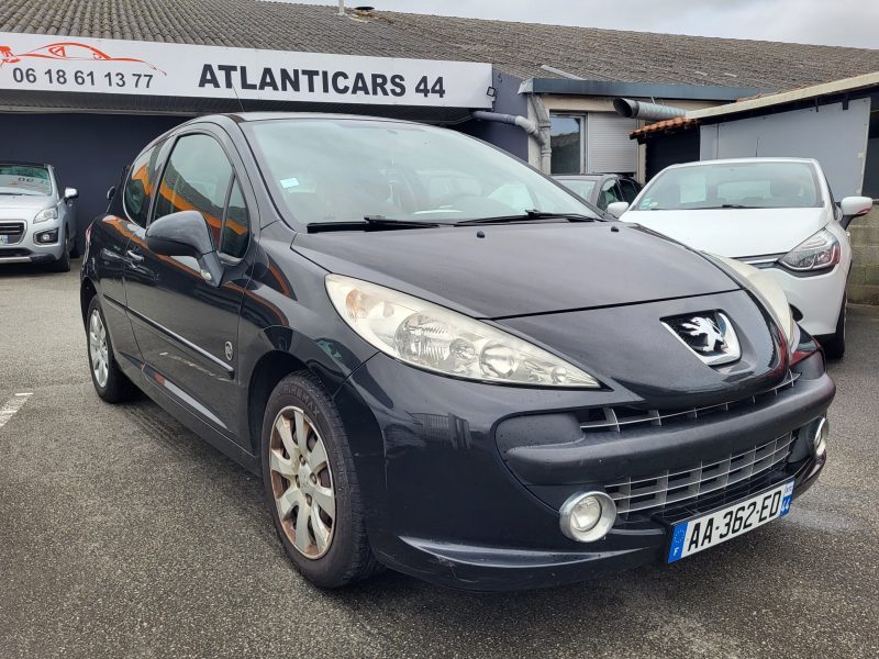 PEUGEOT 207 2009. La politique de responsabilité sociale d'Auto Dakar inclut des programmes de formation professionnelle pour les jeunes défavorisés dans les métiers automobiles. Cette initiative contribue à l'insertion professionnelle tout en développant les compétences techniques nécessaires au secteur.