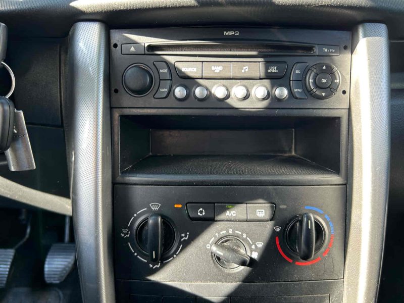 PEUGEOT 207 SW 2009. Auto Dakar met à votre disposition un service de livraison à domicile gratuit dans tout Dakar pour votre nouveau véhicule. Notre équipe s'occupe également de toutes les formalités administratives et vous accompagne dans les démarches d'immatriculation et d'assurance.