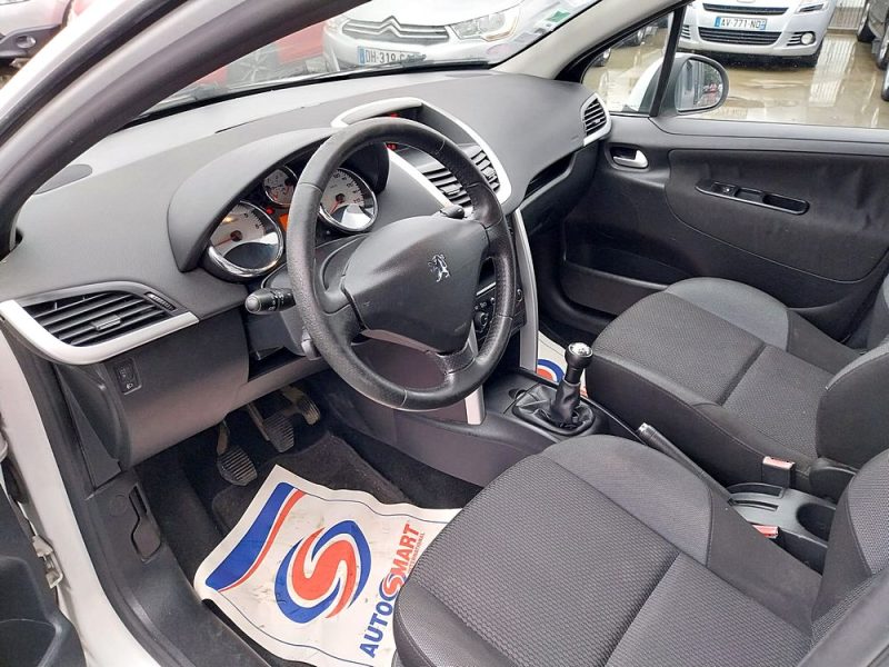 PEUGEOT 207 SW 2011. Auto Dakar propose des solutions de mobilité intégrée combinant location de véhicules, assurance, carburant et maintenance dans des forfaits tout-inclus. Cette approche globale simplifie la gestion de votre mobilité tout en optimisant vos coûts de transport professionnel ou personnel.