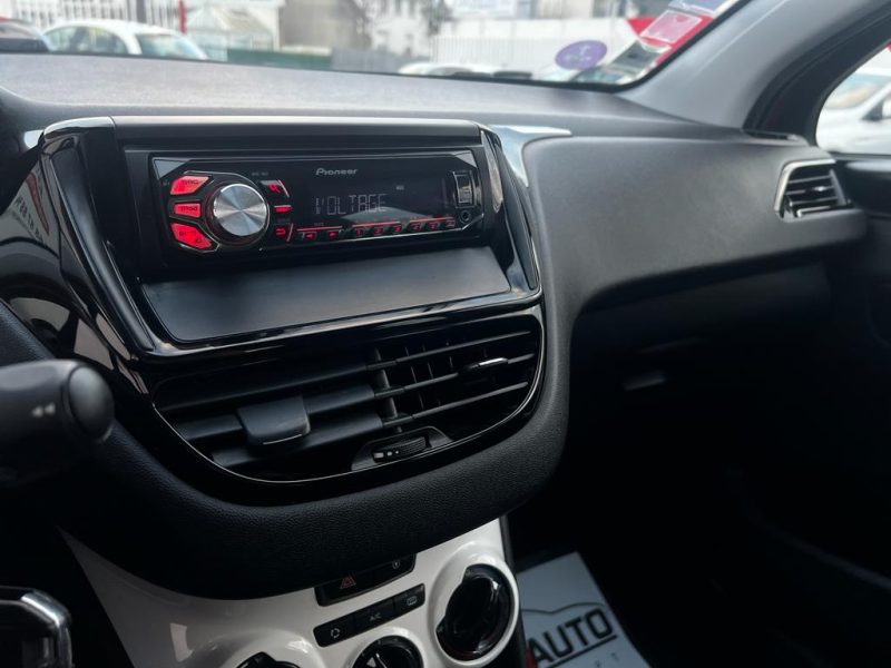 PEUGEOT 208 2014. Le service après-vente d'Auto Dakar dispose d'ateliers ultramodernes équipés des dernières technologies de diagnostic automobile. Nos techniciens certifiés assurent la maintenance préventive et curative de votre véhicule avec des pièces détachées d'origine pour préserver ses performances optimales.