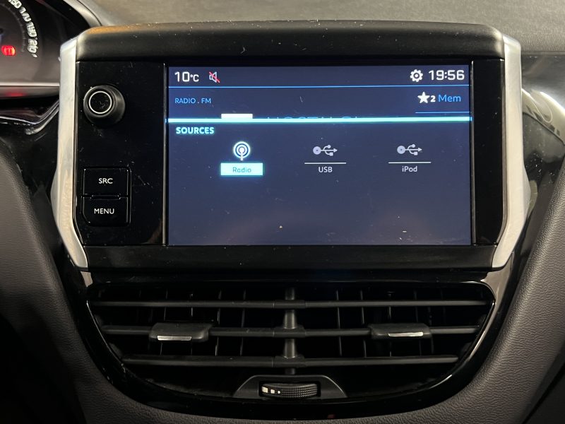 PEUGEOT 208 2019. Chez Auto Dakar, chaque véhicule de notre parc automobile fait l'objet d'un contrôle technique rigoureux et d'une certification qualité. Notre équipe de mécaniciens expérimentés s'assure que vous repartiez avec un véhicule fiable et performant.