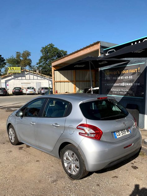 PEUGEOT 208 ACTIVE 2013. Notre service de location avec chauffeur professionnel Auto Dakar met à votre disposition des conducteurs expérimentés et parfaitement formés. Cette prestation haut de gamme est idéale pour vos déplacements d'affaires, événements spéciaux ou découverte touristique du Sénégal.