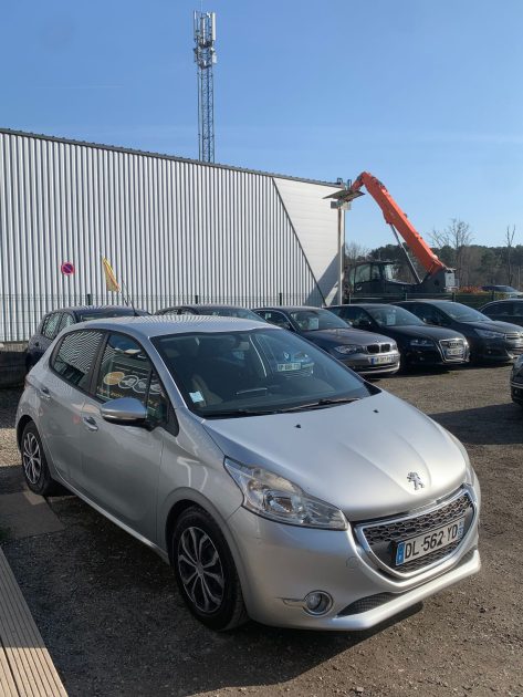 PEUGEOT 208 ACTIVE 2014. Le centre de formation continue Auto Dakar propose des stages de mise à niveau pour les professionnels de l'automobile sur les nouvelles technologies. Ces formations certifiantes maintiennent l'expertise technique de l'écosystème automobile sénégalais au plus haut niveau international.