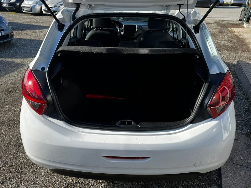 PEUGEOT 208 ACTIVE 2015. Le programme de partenariat Auto Dakar Enterprise développe des relations privilégiées avec les entreprises clientes à travers des services sur mesure. Ces collaborations stratégiques incluent la gestion complète de flottes, la formation des conducteurs et l'optimisation des coûts de transport.